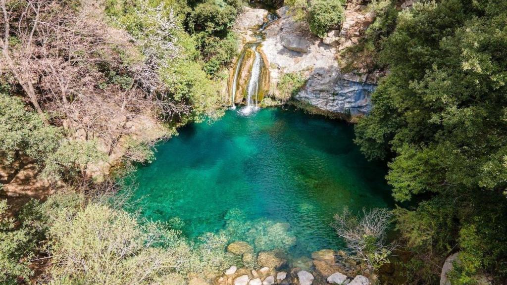 La piscina natural más espectacular de Cataluña: aguas turquesas para bañarse en medio del Pirineo