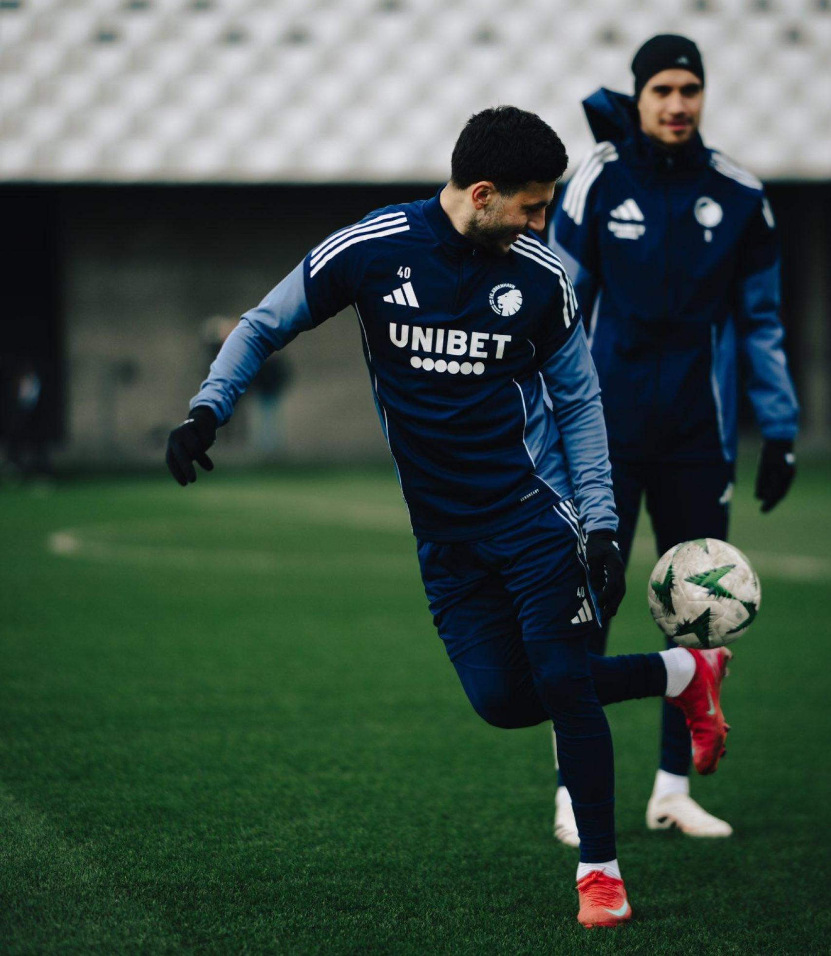 Roony Bardghji eleva el balón con la espuela de su bota izquierda