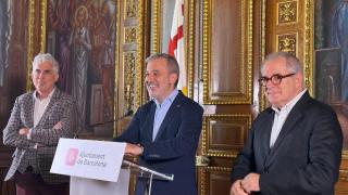 El alcalde de Barcelona, Jaume Collboni, con el nuevo comisionado para la gestión del turismo, José Antonio Donaire, y el teniente de alcalde de Economía y Vivienda del Ayuntamiento de Barcelona, Jordi Valls