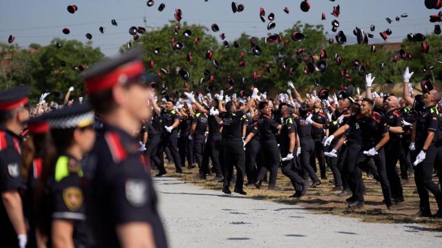 Gorras al aire: el ISPC gradúa a miles de nuevos agentes de los mossos y Guardia Urbana