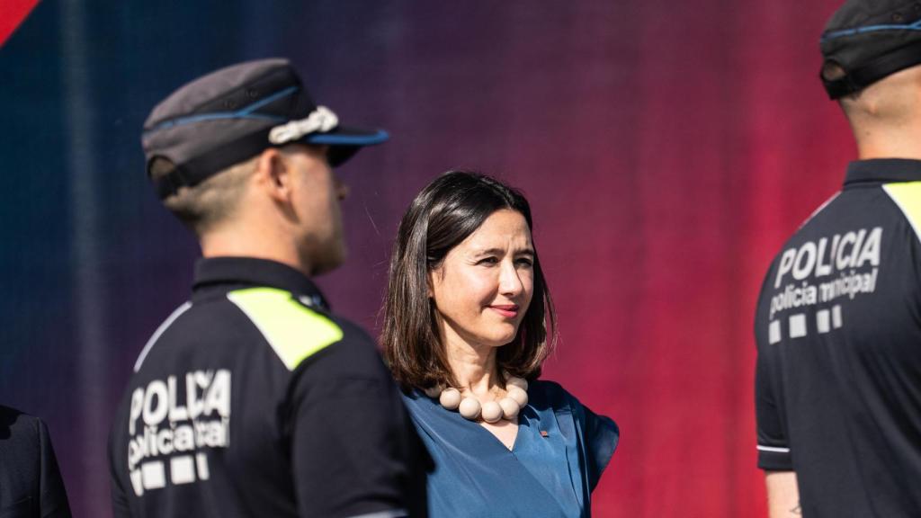 Agentes de la Policía Local en la graduación del ISPC junto a la consellera, Núria Parlon