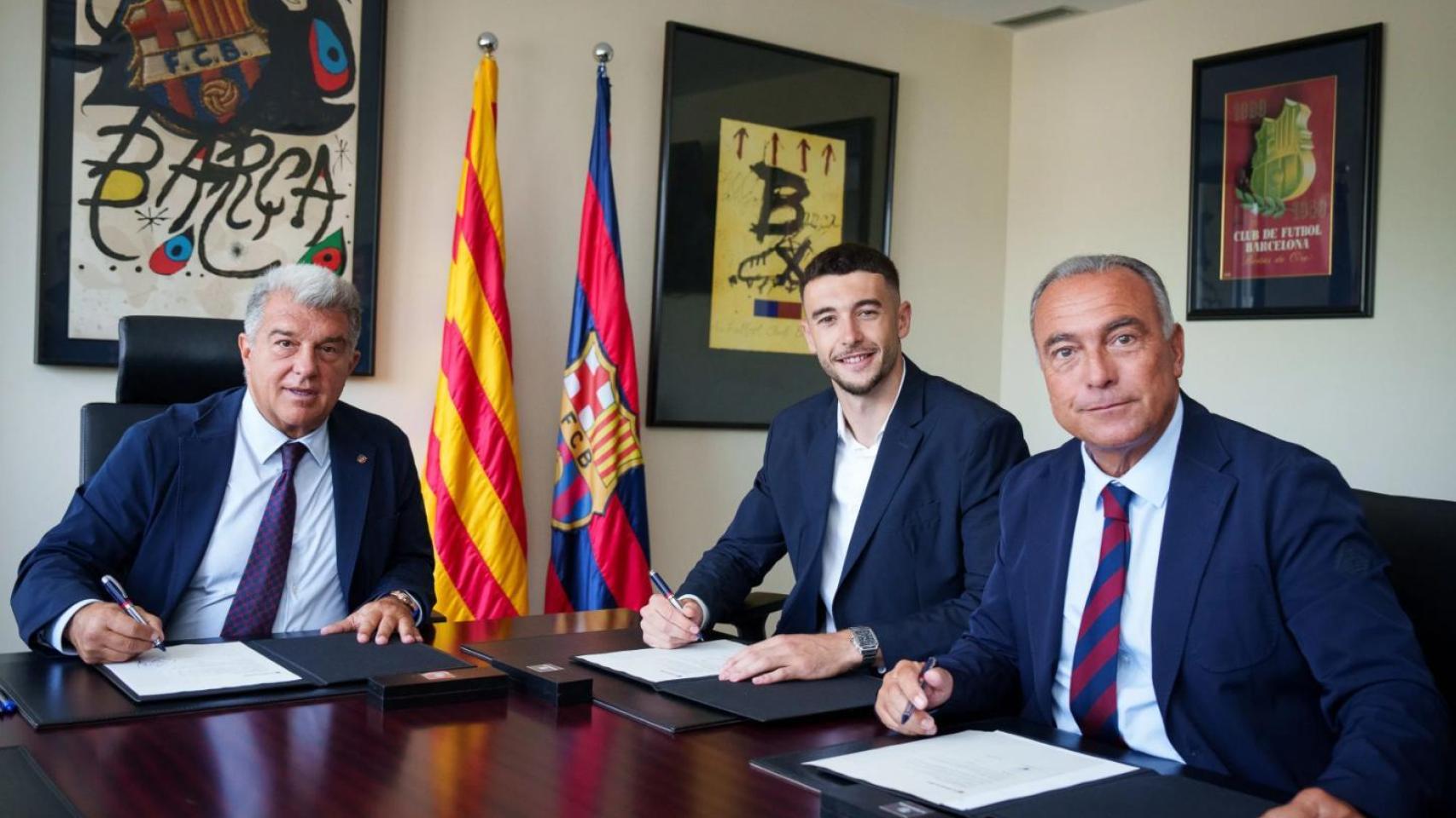 Joan García firma su nuevo contrato con el Barça junto a Joan Laporta y Rafa Yuste