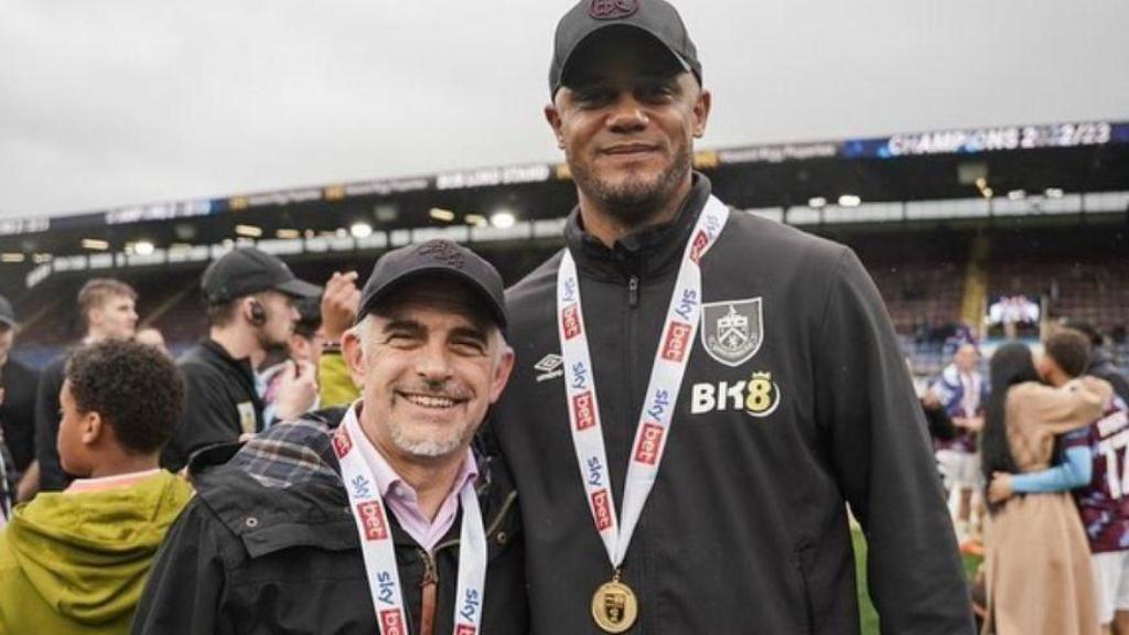 Alan Pace con Vincent Kompany