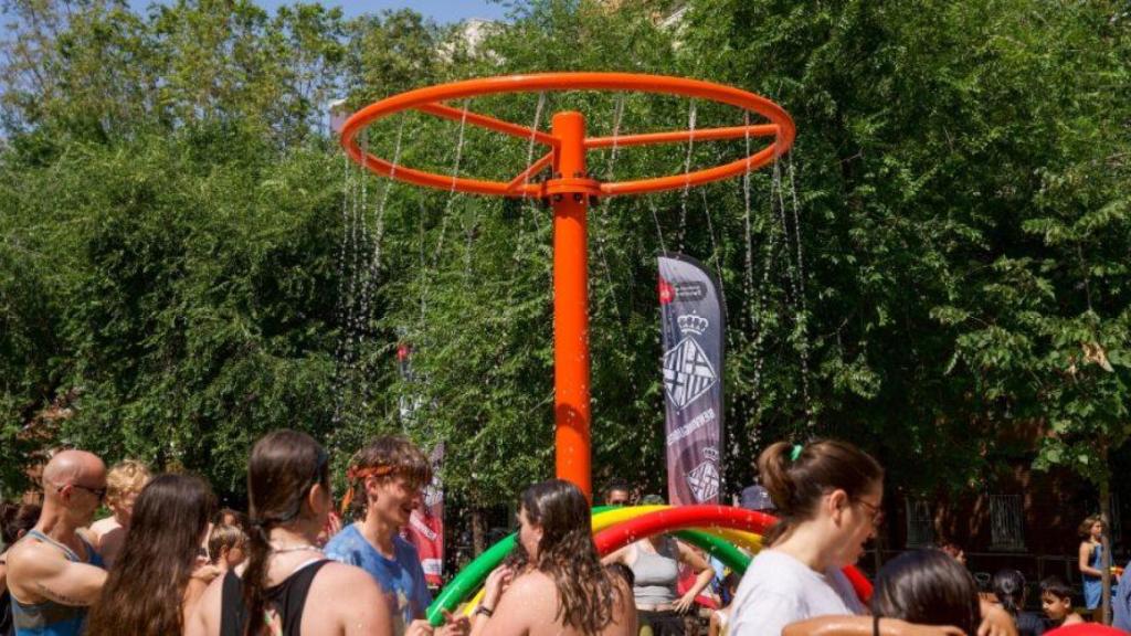 El nuevo parque de agua en la plaza del Maresme de Barcelona