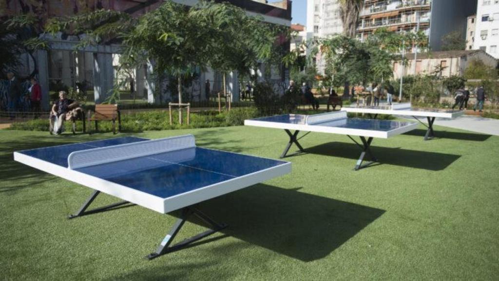 Pistas de ping-pong en el nuevo parque de Can Batlló