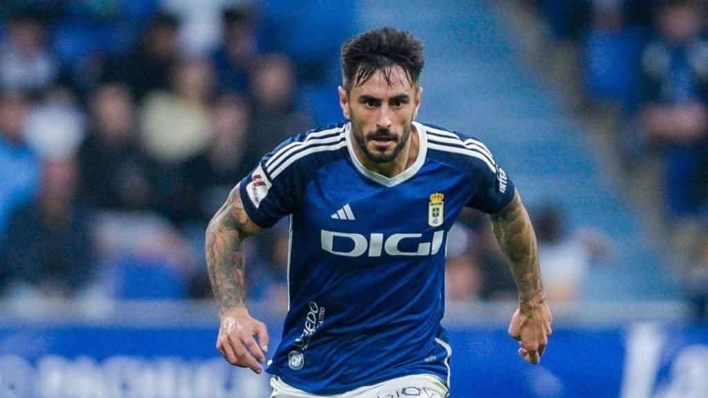 David Costas disputando un partido con el Real Oviedo