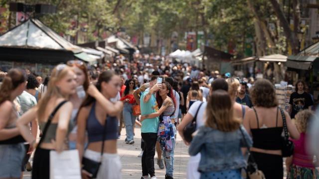 Varias personas pasean por Las Ramblas, a 30 de junio de 2023