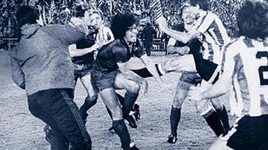 Patadas entre Maradona y Goikoetxea en la final de Copa