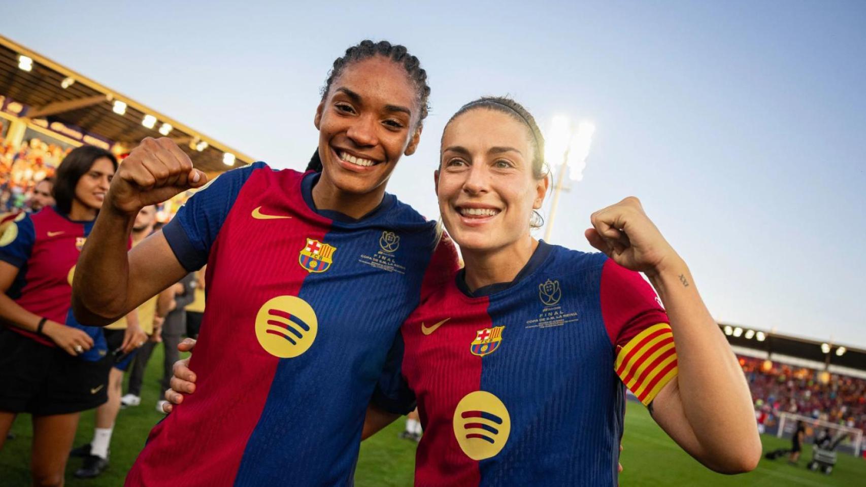 Salma Paralluelo y Alexia Putellas celebran la conquista de la Copa de la Reina con el Barça Femenino