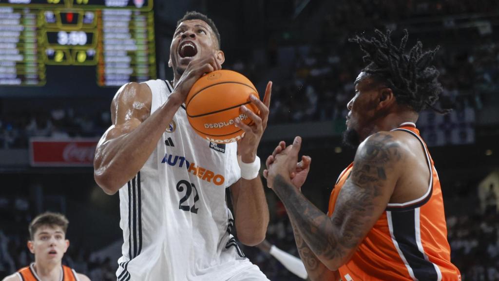 Edy Tavares lanza a canasta en el Real Madrid basket-Valencia de Liga ACB