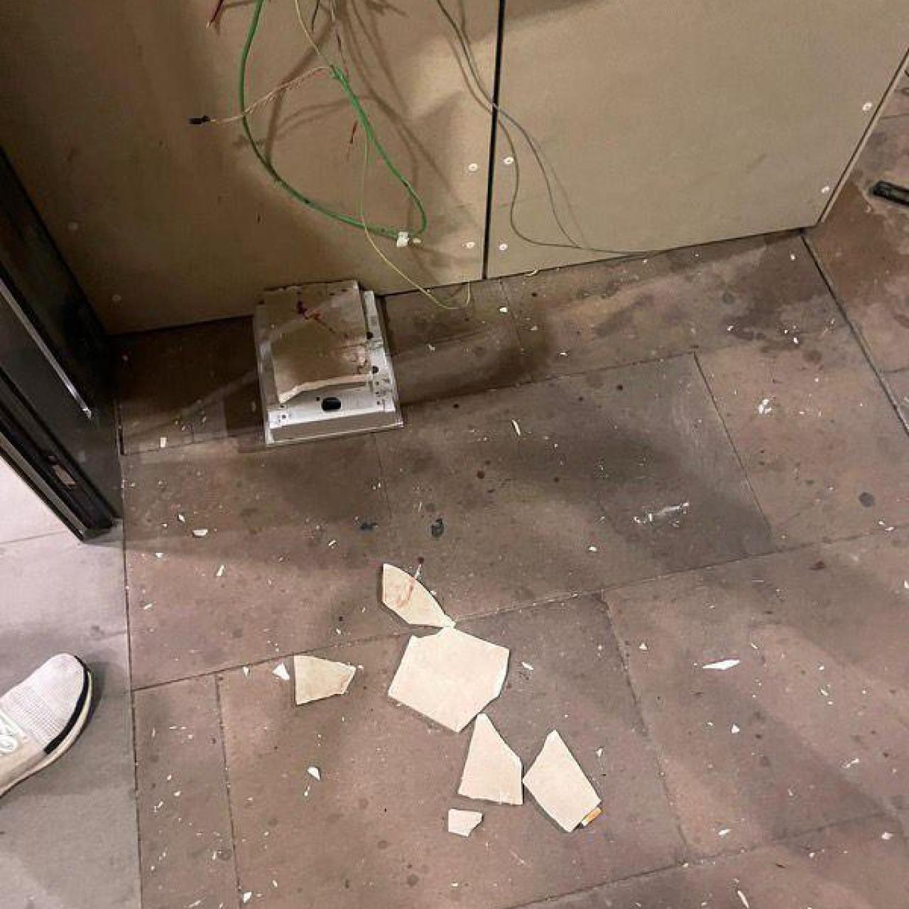 El portal de un edificio de L'Hospitalet, destrozado