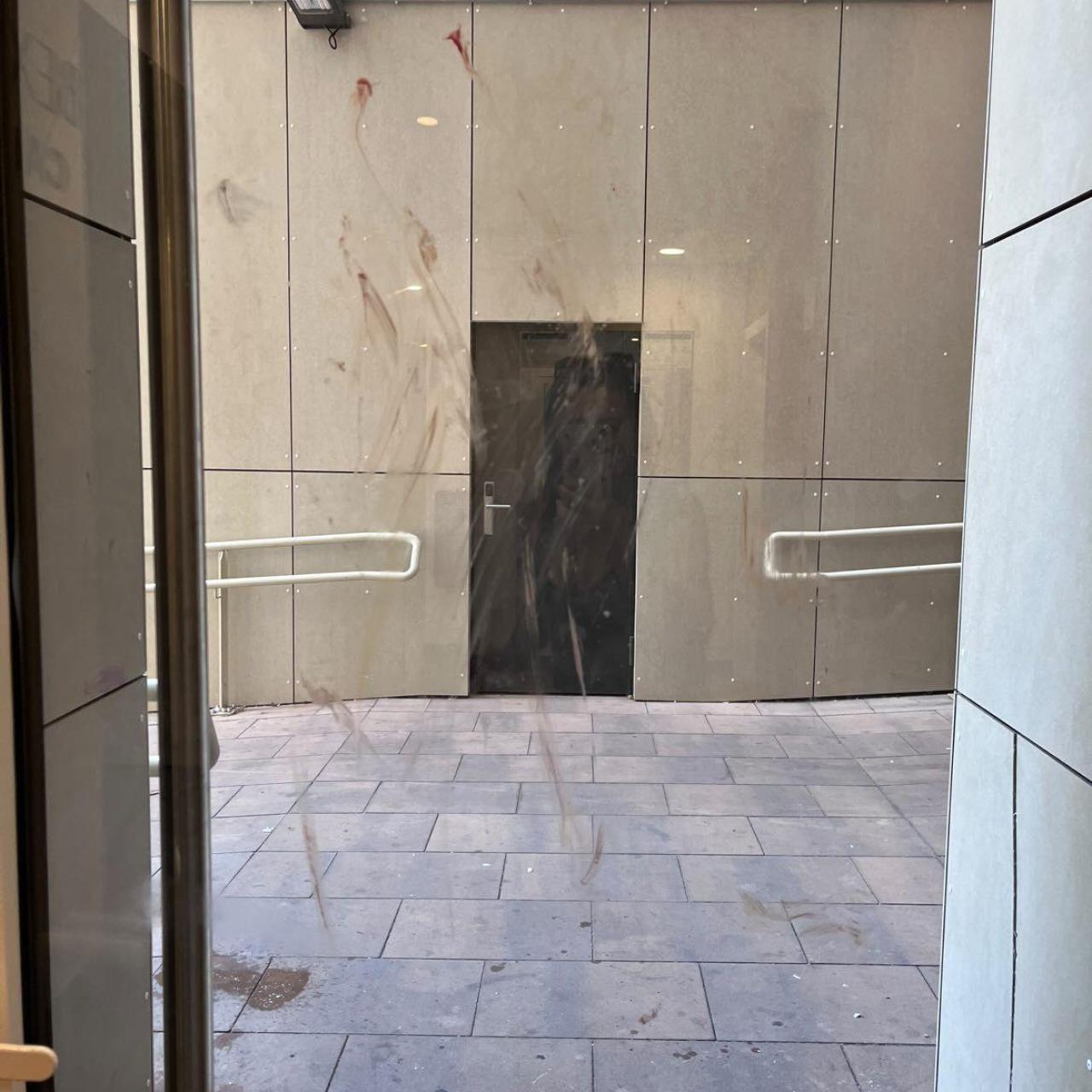 La puerta de un edificio de L'Hospitalet manchado de sangre