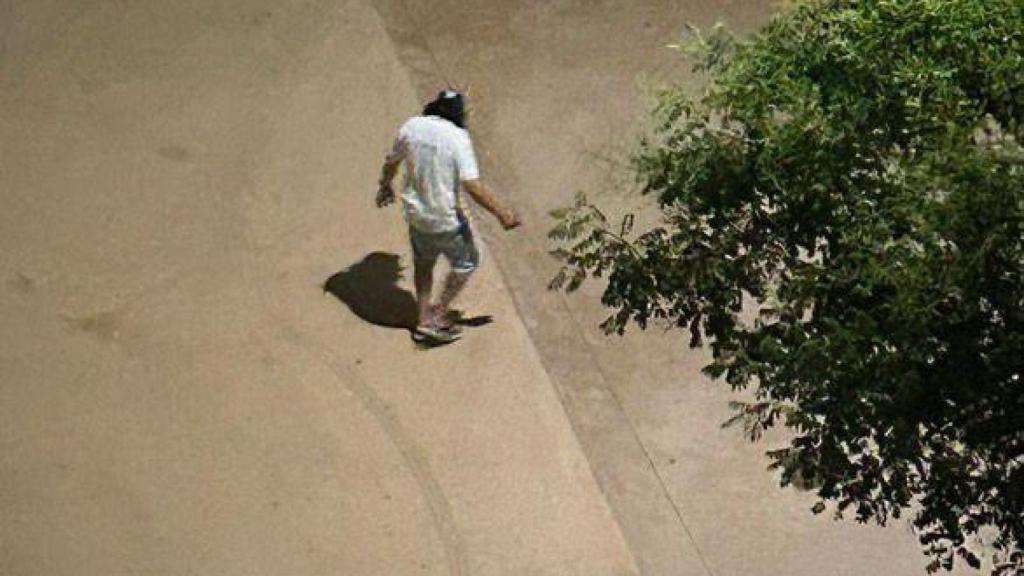 El detenido por forcejear un portal en L'Hospitalet, fotografiado desde una vivienda