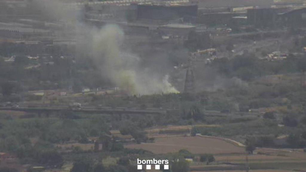 Incendi de vegetació al costat del riu Llobregat