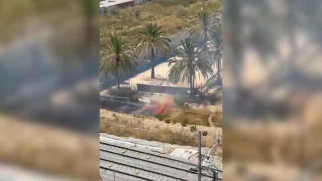 Arden unos matorrales en Badalona al lado de las vías del tren