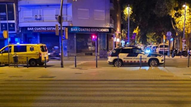 Mossos d'Esquadra y SEM en el lugar del apuñalamiento en Sant Adrià