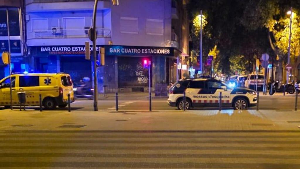 Mossos d'Esquadra y SEM en el lugar del apuñalamiento en Sant Adrià