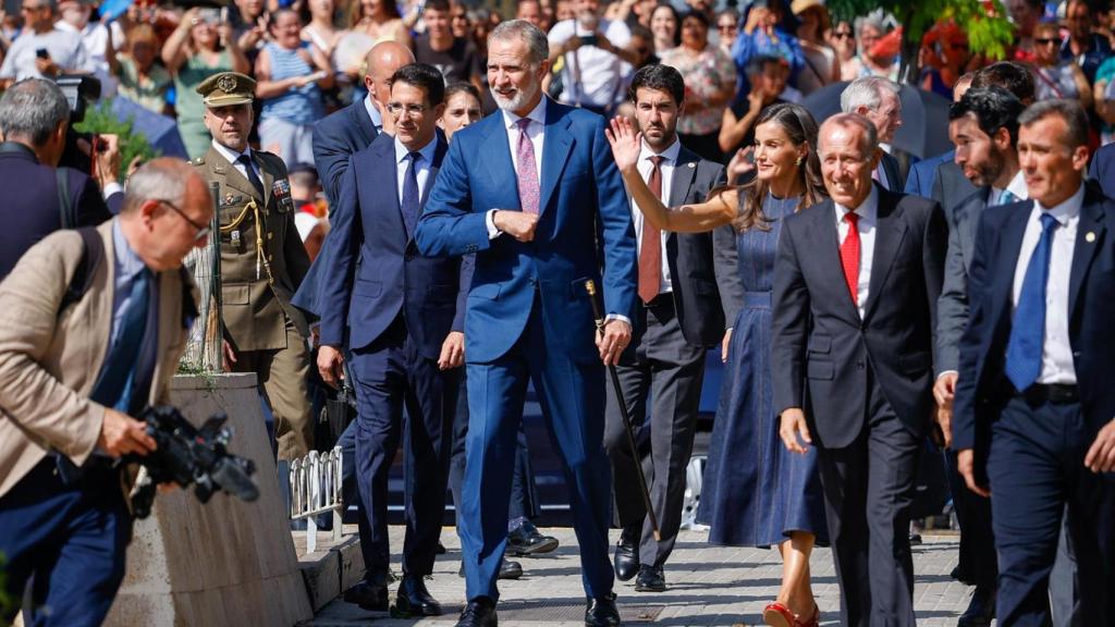 Els Reis Felip VI i Letícia saluden als veïns durant una visita a Badia de Vallès