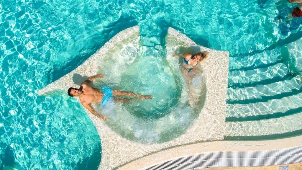 Piscina de Cypsela Resort