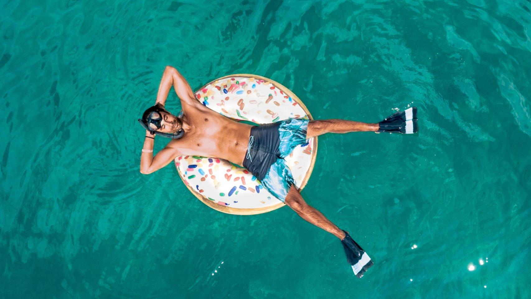 Persona en una piscina con flotador