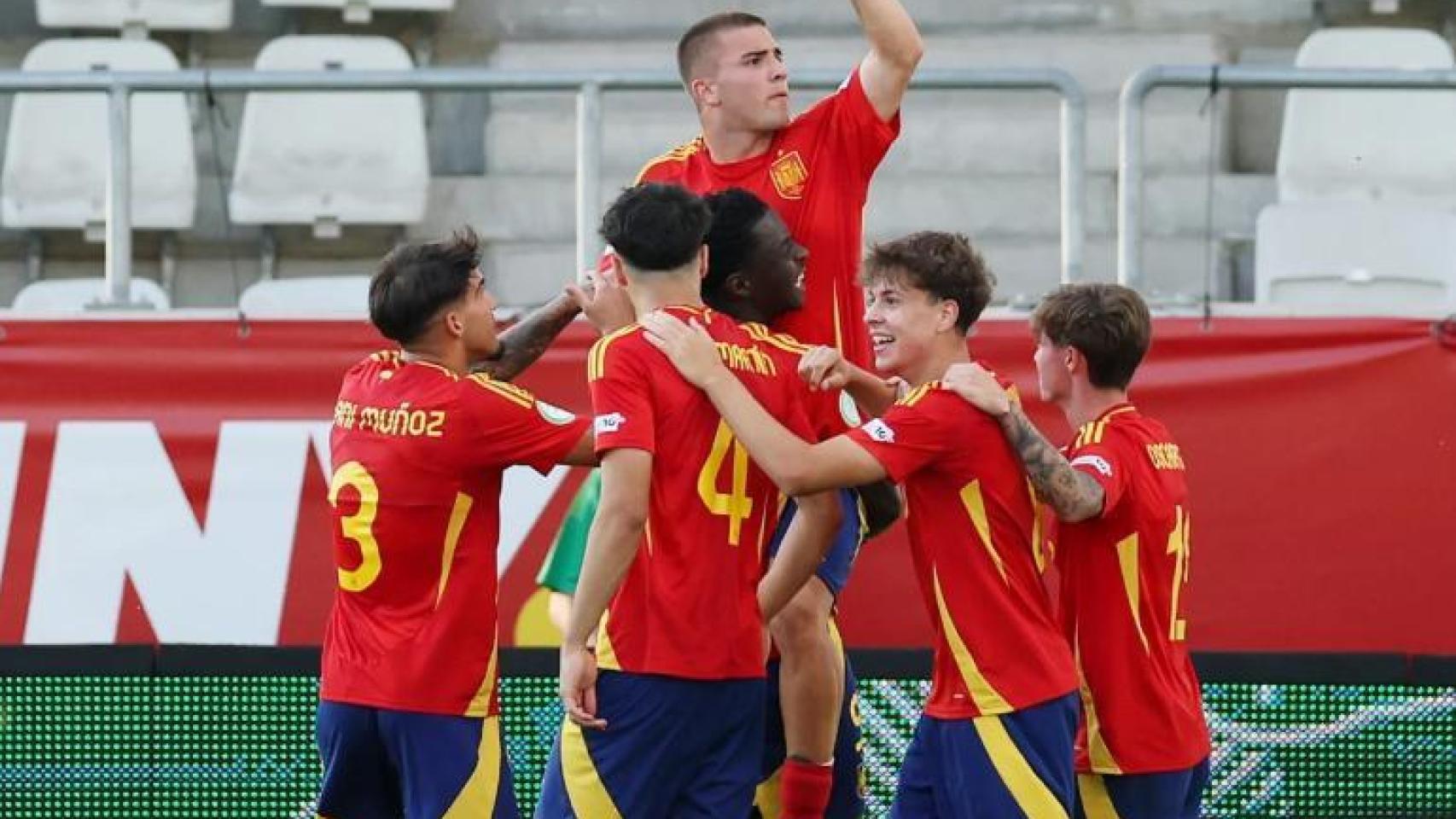 Los jugadores de la selección española sub-19 celebran un gol de Pablo García en el Europeo