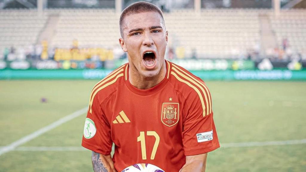 Pablo García celebrando un gol con la selección española sub19