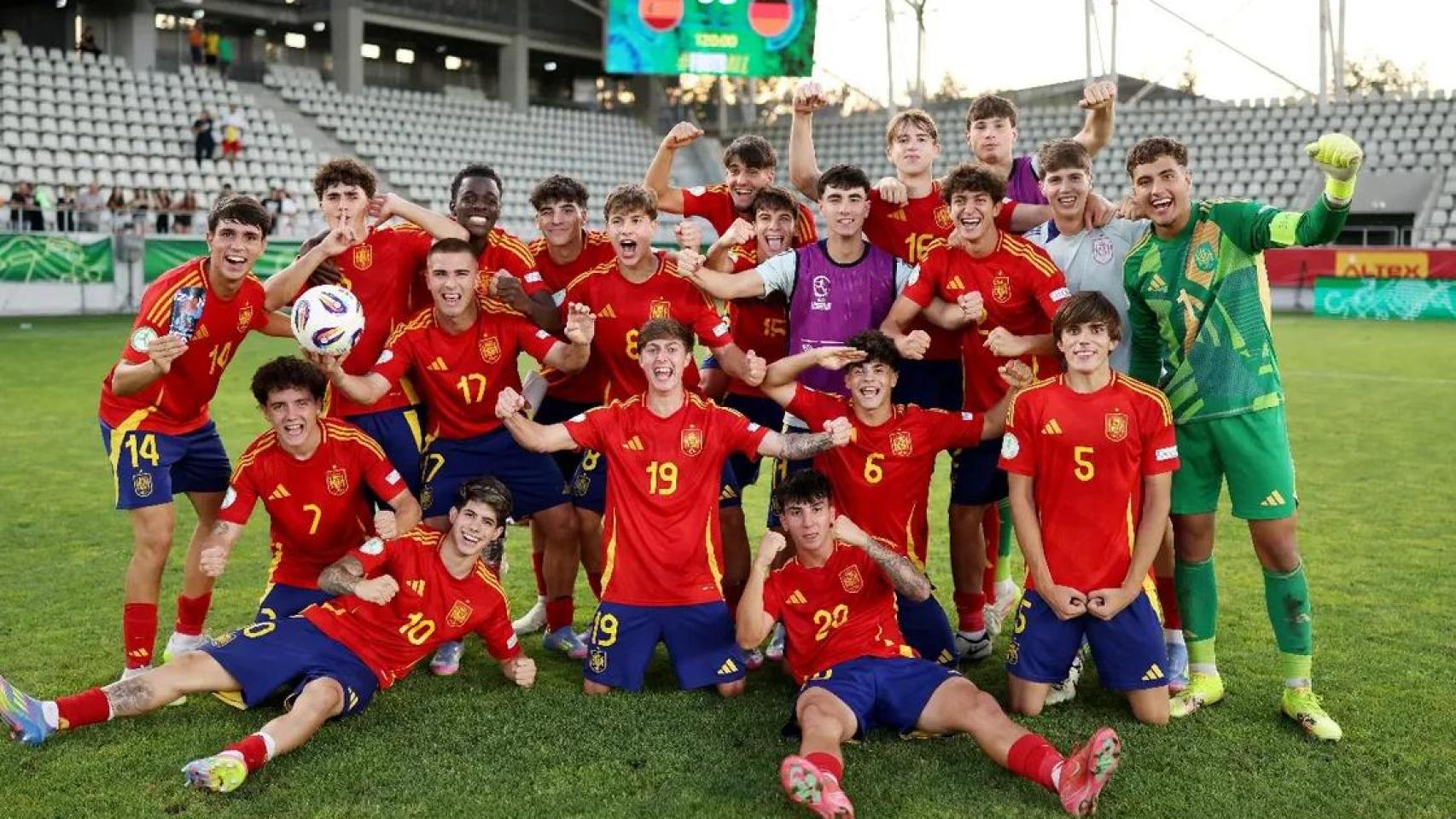 Los jugadores de la selección española sub19 celebrando su clasificación a la final del torneo