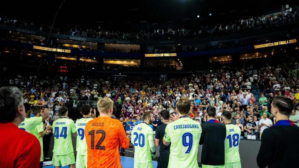 Los jugadores del Barça de balonmano agradecen el apoyo a los culés en la Final Four de la Champions League