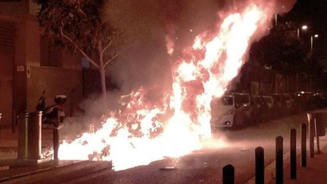 Badalona arde por Sant Joan: decenas de incendios colapsan a los bomberos