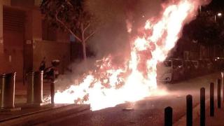Badalona arde por Sant Joan: decenas de incendios colapsan a los bomberos