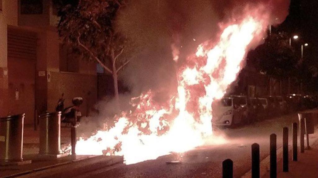 Badalona arde por Sant Joan: decenas de incendios colapsan a los bomberos