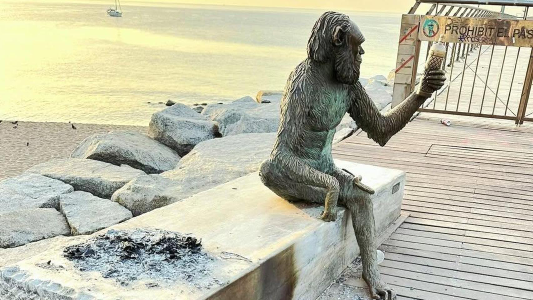 Parte de la estatua de Anís del Mono de Badalona, destrozada