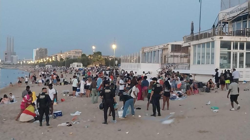 Dispositiu de neteja després de la revetlla de Sant Joan a Badalona