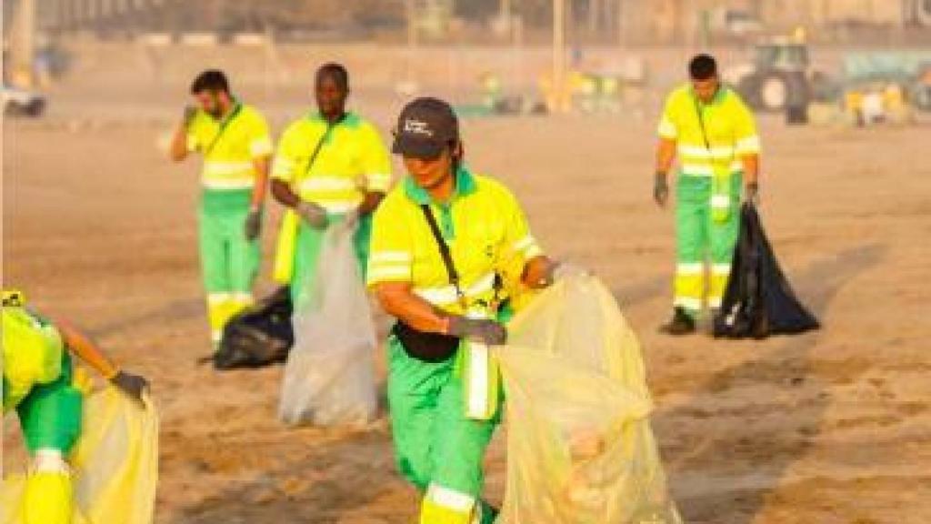 Dispositiu de neteja a les platges de Barcelona després de la revetlla de Sant Joan