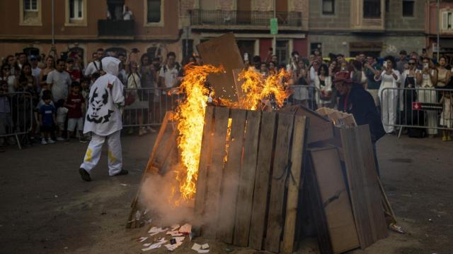 Una hoguera de Sant Joan en la Barceloneta