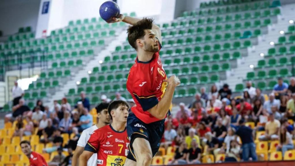 Djordje Cikusa destaca en un partido de la selección española sub-21