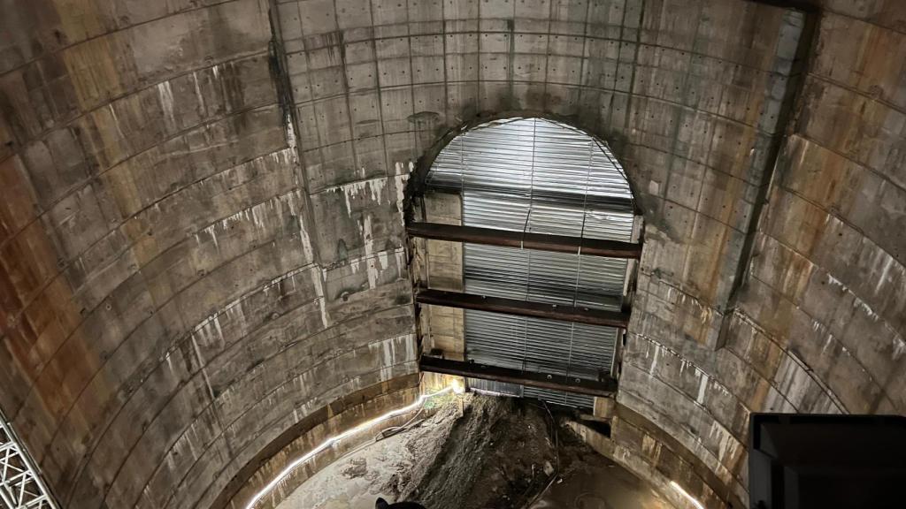 Interior del pou de les obres de la L9 del metro de Barcelona