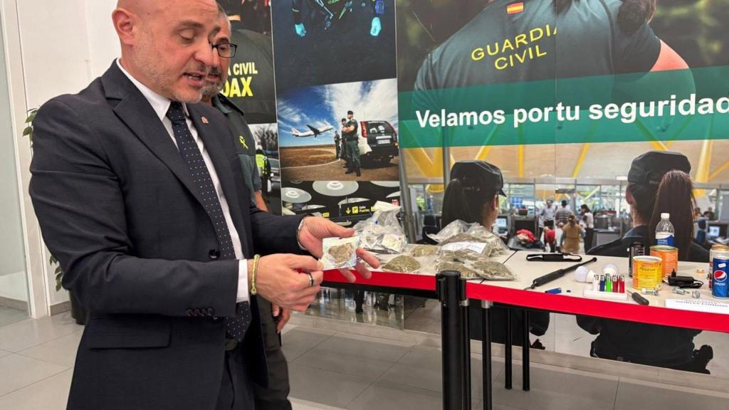 El delegado del Gobierno de España en Catalunya, Carlos Prieto, muestra los productos incautados en el operativo