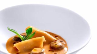 Salsa de níscalos a la brasa y coco verde