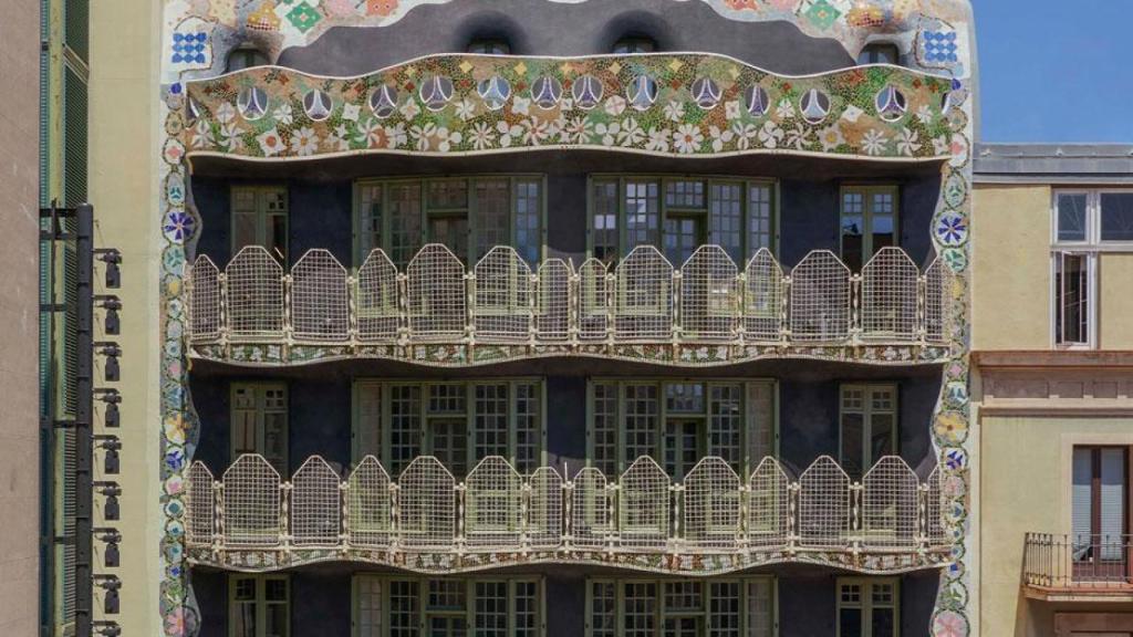 La nova façana restaurada de la Casa Batlló