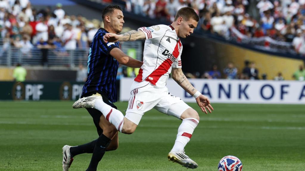 Franco Mastantuono protege el balón ante la marca de Asllani