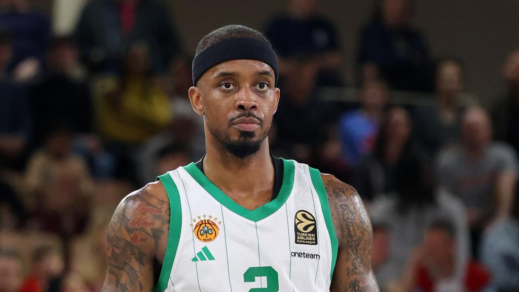 Lorenzo Brown en un partido con el Panathinaikos