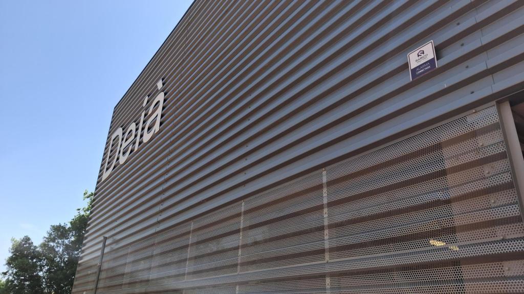 Fachada de la escuela Deià