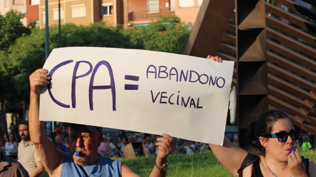 Los vecinos durante la manifestación en Nou Barris