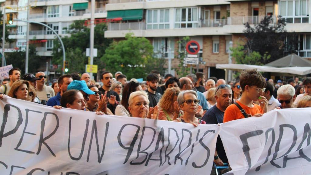 Los vecinos durante la manifestación en Nou Barris