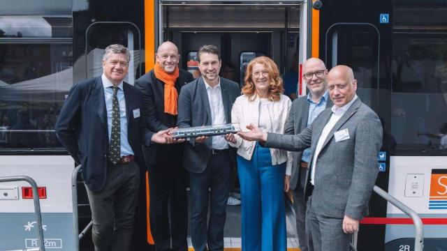 Íñigo Parra sujeta una maqueta del tren en un encuentro del acuerdo