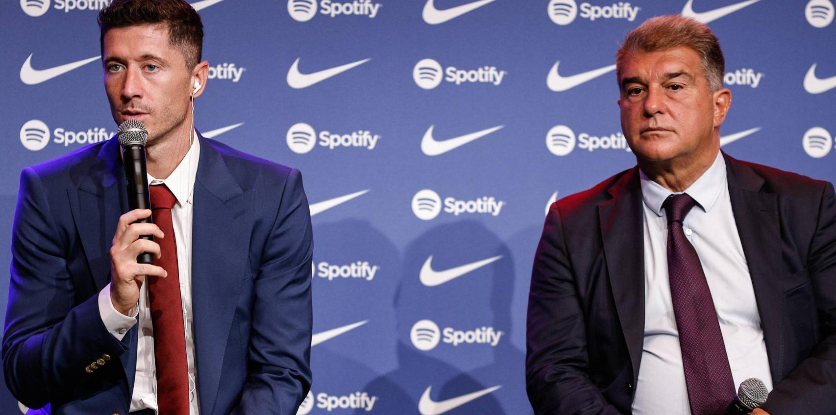 Robert Lewandowski, en su presentación con el Barça junto a Joan Laporta