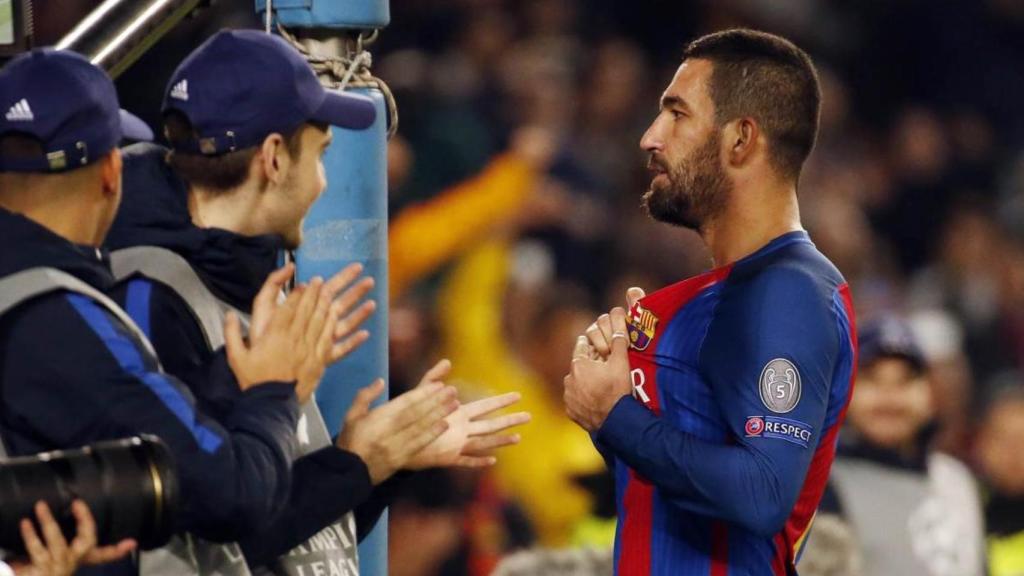 Arda Turan celebra un gol con la camista del Barça