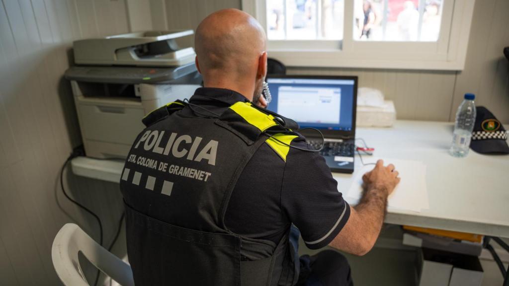 Un agente de la Policía Local en el módulo del Rock Fest