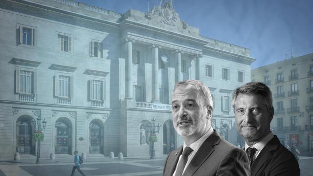 El alcalde de Barcelona, Jaume Collboni, y el líder de la oposición, Jordi Martí Galbis, junto a la fachada del Ayuntamiento de Barcelona